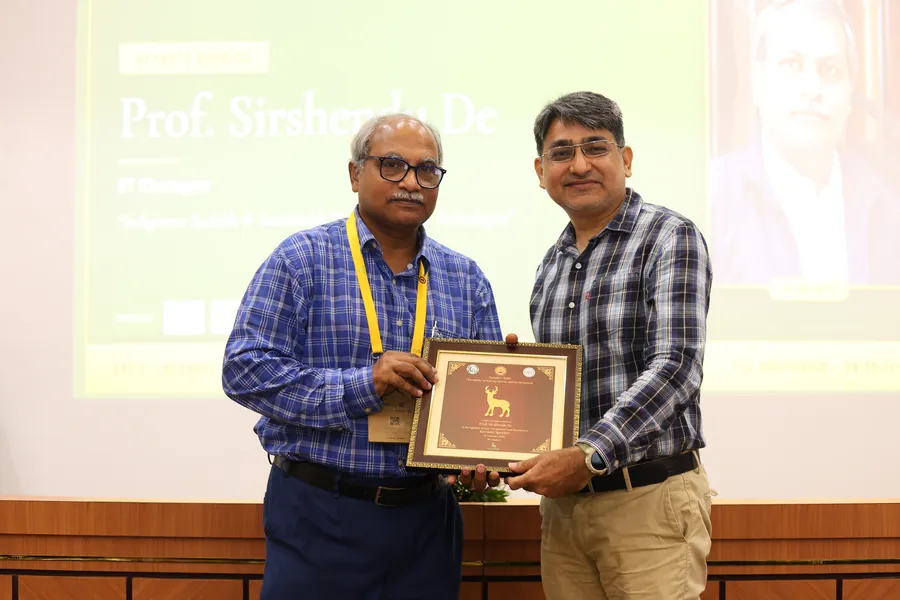 Felicitation of keynote speaker Prof. Sirshendu De, IIT Kharagpur
