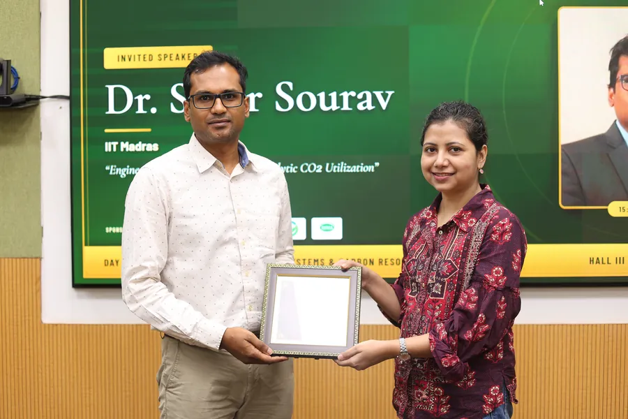 Felicitation of an invited speaker on catalytic CO₂ utilisation